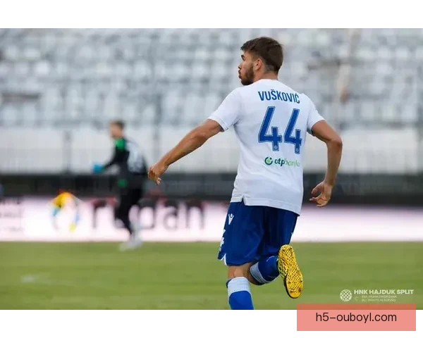 卢卡武什科维奇牵手田径教练随兄